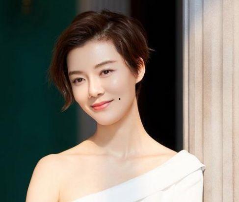 娱乐吃瓜艺人出道前改名,揭秘艺人出道前改名背后的故事